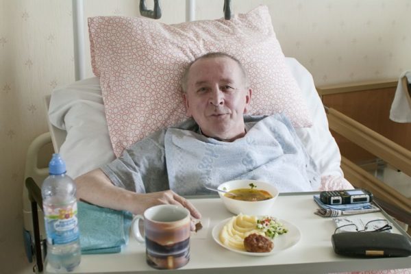 Важность полноценного питания для лежачих пожилых больных, как правильно составить меню, организация питания