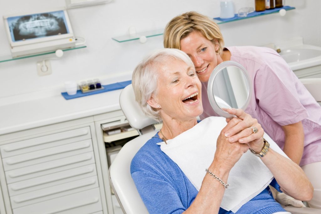 Виды установки зубных протезов в пожилом возрасте, полезный обзор