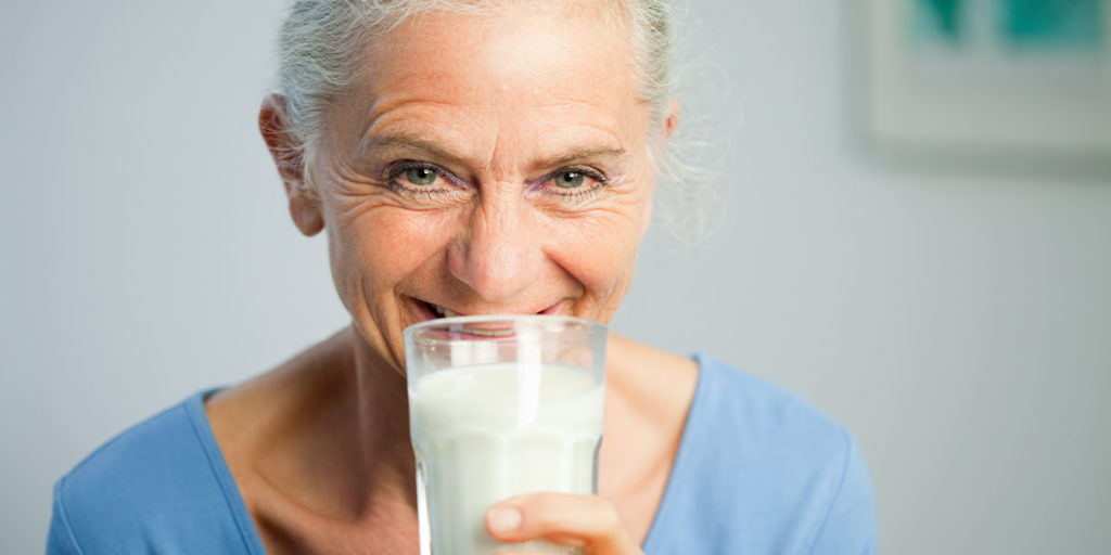 Молоко, польза для пожилого человека, основные рекомендации, противопоказания