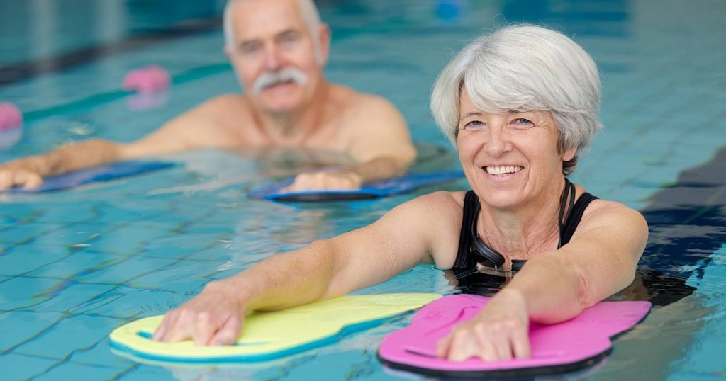 Плаванье в пожилом возрасте, польза, преимущества тренировок в бассейне