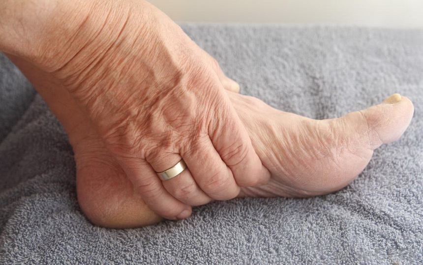 Отек ног у пожилых людей, почему возникает, как лечить