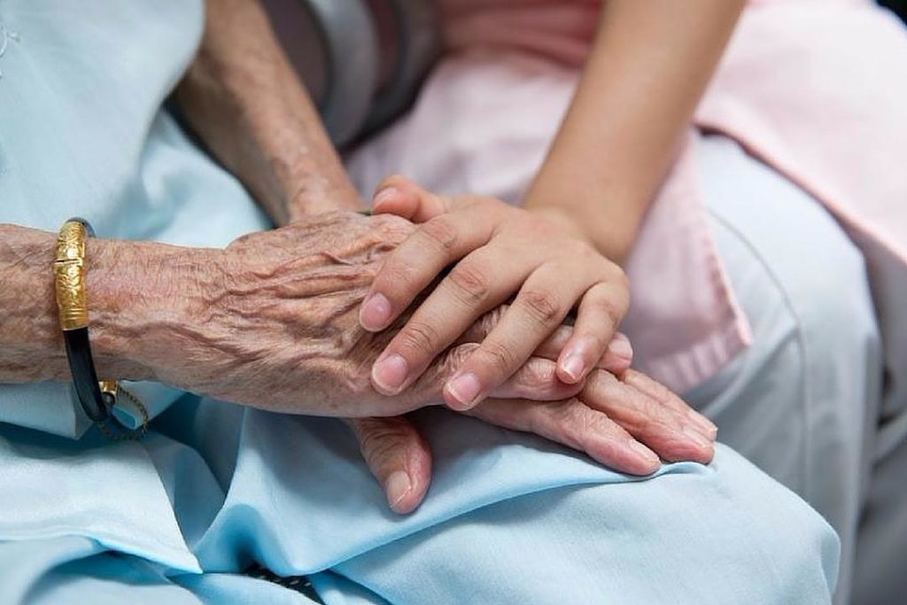 Помощь пожилым людям, в чем заключается, в какие организации можно обратиться за получением помощи