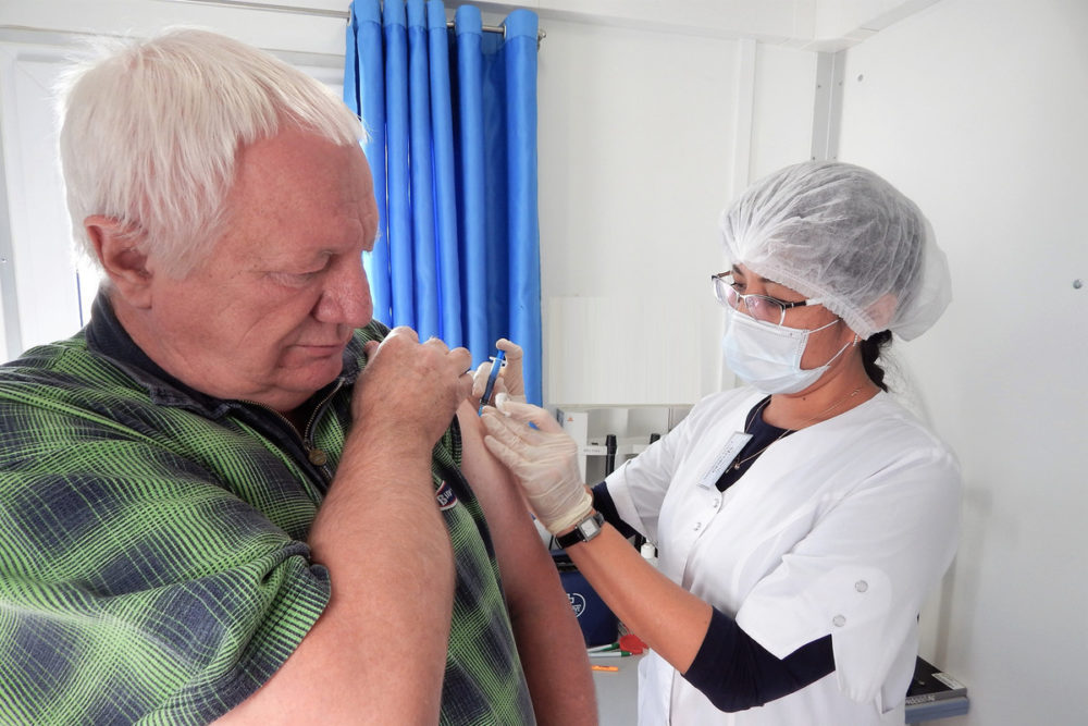 Почему пожилые люди легко переносят вакцинацию, чем молодые