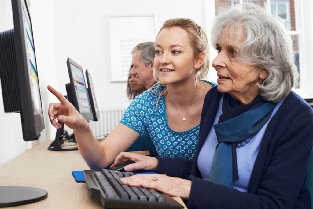 Как зарегистрироваться на портале Госуслуги пожилому человеку, Онлайн-сервисы для престарелых людей,