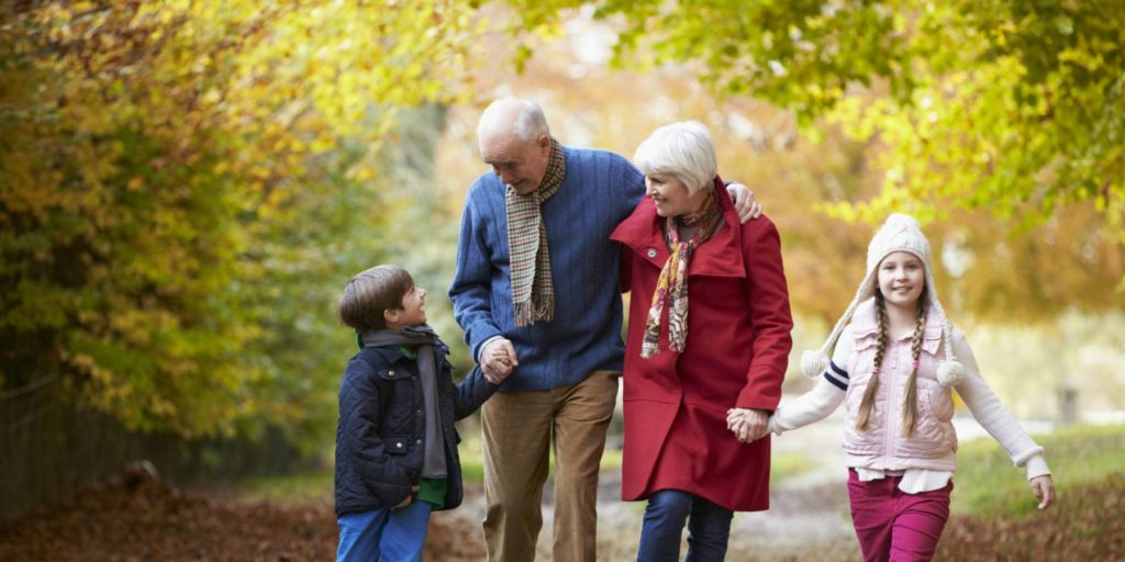 В чем состоит польза общения пожилых людей с детьми, внуками