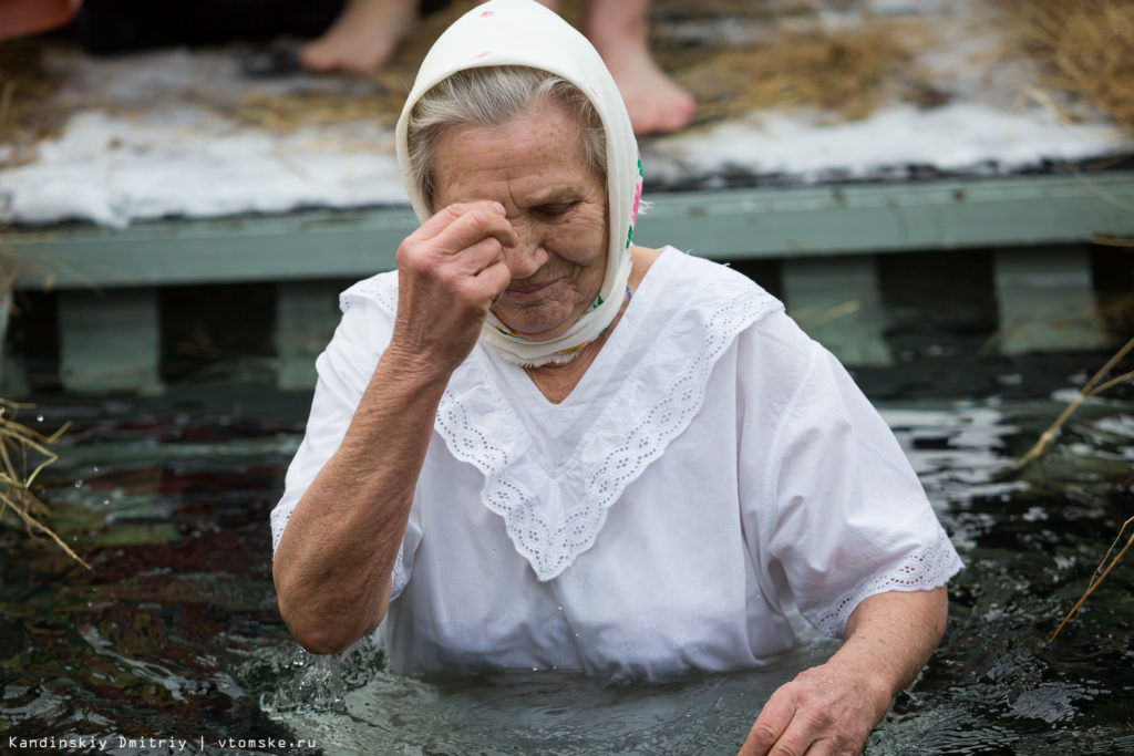 Крещение, может ли пожилой человек участвовать в традиции купания в проруби